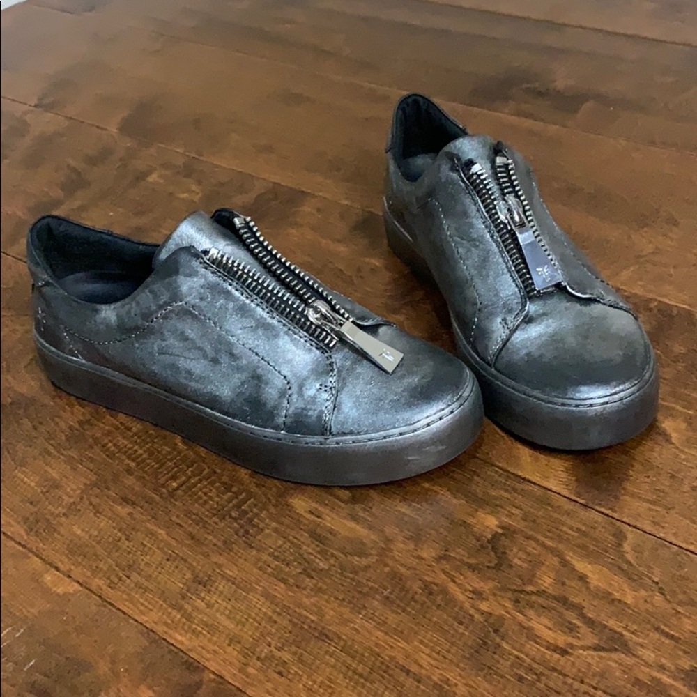 Frye: Lena zip lows